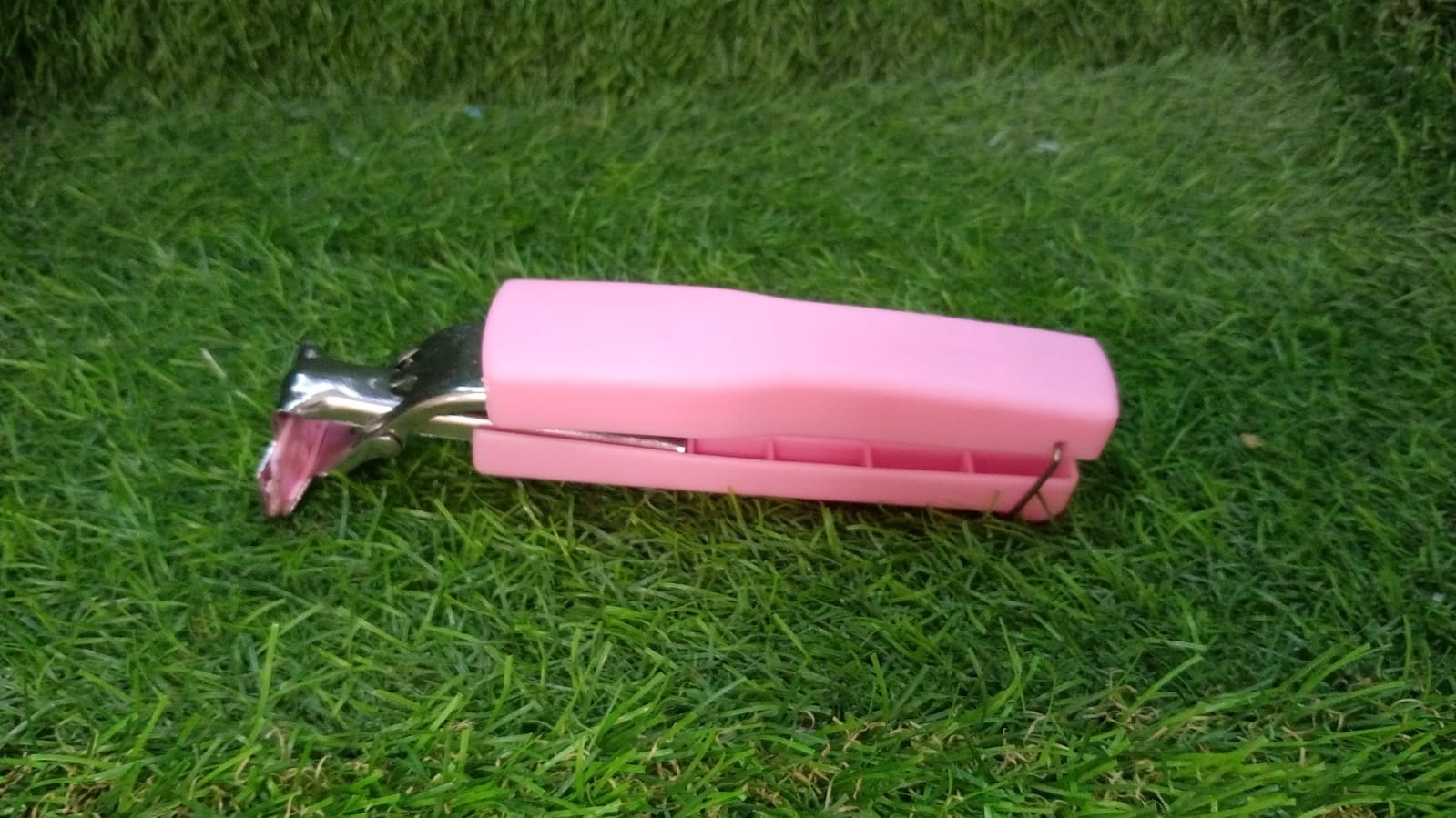 Kitchen tongs and bowl clips made of stainless steel, designed for handling hot items. Kitchen tongs and bowl clips made of stainless steel, designed for handling hot items.